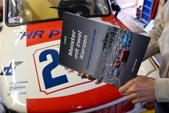 Chemnitz: Als Rennpappen mit 180 Sachen losbrausten - Renntrabi-Fan Foto Jens Conrad mit seinem Buch "Meister mit zwei Kerzen".