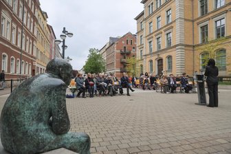 Chemnitz am 8. Mai: Getrenntes Gedenken und Protest gegen die Wehrpflicht - Auf der offiziellen Gedenkveranstaltung der Stadt an der Justin-Sonder-Bank auf dem Brühl sprach auch US-Konsulin Jodi Breisler.