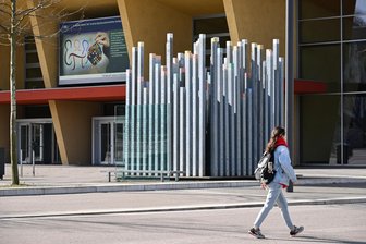 Chemnitz: Atlas der TU-Kunstwerke geht online - Die Stelen von Stefan Nestler gehören zu den jüngeren Kunstwerken der TU.