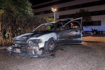 Chemnitz: Audi auf der Yorckstraße in Flammen - 