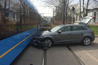Chemnitz: Audi rammt Straßenbahn -