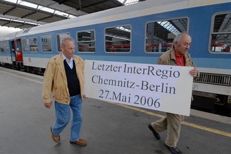 Chemnitz auf dem Abstellgleis - Hauptbahnhof Chemnitz, Bahnsteig 5, am Nachmittag des 27. Mai 2006: Mitglieder des Freundeskreises Chemnitzer Lokführer verabschieden den letzten Interregio von Chemnitz nach Berlin. Der Zug war der letzte seiner Art in ganz Deutschland - und markierte den Anfang vom Ende der Direktverbindung in die Hauptstadt.