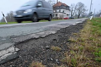 Chemnitz: Augustusburger Straße - Wo es Hürden zur Sanierung gibt - Die Augustusburger Straße befindet sich auch im Abschnitt der Jugendherberge in sanierungswürdigem Zustand.