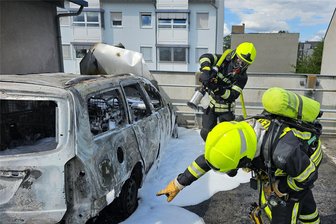 Chemnitz: Auto brennt auf Oberdeck eines Parkhauses aus - Der Wagen ist komplett ausgebrannt.