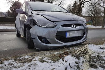 Chemnitz: Auto fährt jungen Baum um - 