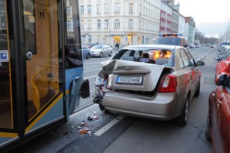 Chemnitz: Auto kollidiert mit Straßenbahn - Ein Unfall zwischen einer Straßenbahn und einem Auto in Chemnitz sorgte für Verkehrseinschränkungen.