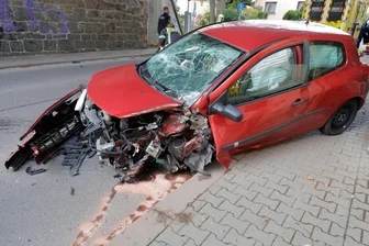 Chemnitz: Auto prallt in Wittgensdorf gegen Eisenbahnbrücke, Fahrer stirbt - Ein schwerer Unfall hat sich am Samstagmorgen auf der Oberen Hauptstraße in Chemnitz-Wittgensdorf ereignet.