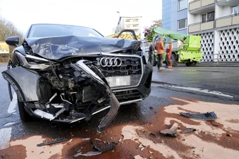 Chemnitz: Auto stößt mit Baumaschine zusammen - Auf der Theaterstraße ist ein Audi auf eine Baumaschine aufgefahren.