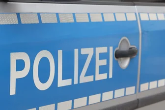 Chemnitz: Auto streift 16-Jährigen und flüchtet – Zeugensuche - Nach einem Unfall in Chemnitz-Erfenschlag sucht die Polizei Zeugen.