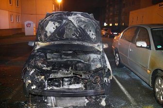 Chemnitz: Autos abgebrannt - Verdacht auf Brandstiftung - Dieser VW stand an der Leipziger Straße in Flammen.