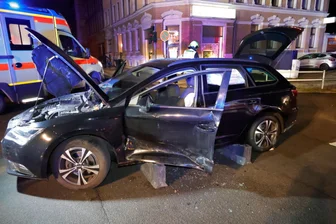 Chemnitz: Autos kollidieren auf dem Sonnenberg - Gegen 20.30 Uhr kollidierten auf der Kreuzung Palmstraße/Hainstraße zwei Fahrzeuge.