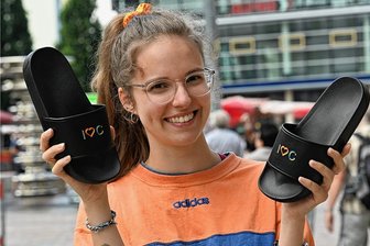 Chemnitz-Badelatschen sorgen für Wirbel: Regional produziert oder "Made in China"? - Jessica Spranger, Mitarbeiterin der Touristinformation, zeigt die neuen Badelatschen mit Chemnitz-Statement.