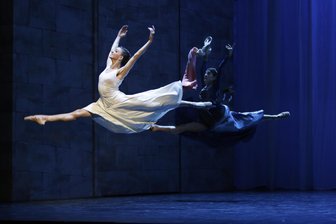 Chemnitz Ballett bringt berühmte Liebesgeschichte auf die Bühne - Szene aus dem Ballett „Romeo und Julia“ mit Nela Mrázová als Julia (links) und Natalia Krekou als Amme. Foto: