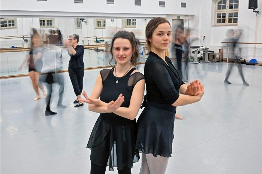 Chemnitz: Ballett-Tanz im Erwachsenenalter - "Es erfüllt mir einen kleinen Traum" - Christin Bartel und rechts Johanna Mair trainieren an der Chemnitzer Opernballettschule. Es geht nicht darum, Tänzerin zu werden. Es geht um die Arbeit an sich selbst, um Spaß und Haltung. Aber auch der Geist wird trainiert. 