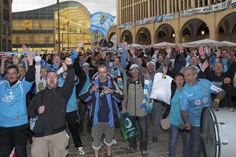 Jubel herrschte bei CFC-Fans und Stadion-Befürwortern unmittelbar nach der Entscheidung des Chemnitzer Stadtrates auf dem Neumarkt. Die Sitzung wurde auf einer Großleinwand übertragen.