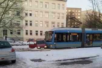 Chemnitz: Behinderungen durch Verkehrsunfall in Bernsdorf - Bei dem Unfall im Chemnitzer Stadtteil Bernsdorf wurden Menschen verletzt, bestätigte die Polizei.