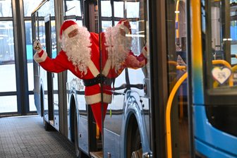 Chemnitz’ bekanntester Busfahrer: Steffen Scholz und sein Weihnachtsmann-Express mit Fahrplan - Ein Bus und sein Weihnachtsmann: Heiligabend ist Steffen Scholz wieder auf Tour.
