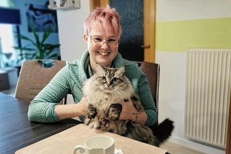 Chemnitz bekommt ein Katzencafé - Inhaberin Franziska Müller (32) sieht man die Katzenliebe an.