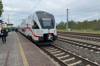 Chemnitz – Berlin: Mit Deutschlandticket ist IC-Nutzung in Brandenburg bald passé - Ab Elsterwerda nutzen auch viele Fahrgäste aus Chemnitz, die mit der RB 45 ankommen, den IC 17 nach Berlin mit dem Deutschlandticket. Das ist ab Mitte Dezember nicht mehr möglich.