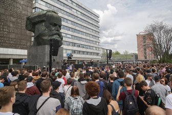 Chemnitz: Berliner Hip-Hop-Duo rappt bei erstem Konzert "Am Kopp" - Bei entspannter, aber ausgelassener Stimmung sangen die Wahlberliner rund eine Stunde bei warmen Temperaturen und Sonnenschein.