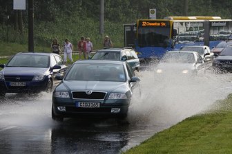Chemnitz: Überschwemmungen nach heftigem Gewitter - Bis zu einem halben Meter tief stand das Wasser auf dem Chemnitzer Südring.