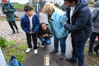 Chemnitz: Besuch am Ort einer dramatischen Familiengeschichte - Für Hedy Franklin (Mitte), ihren Sohn Gilad und die Enkel ist ein berührender Besuch.