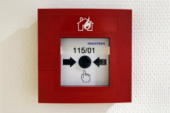 Chemnitz: Betrunkene löst mutwillig Feueralarm am Hauptbahnhof aus - Eine Frau schlug die Scheibe eines Brandmelders ein und drückte den Knopf.
