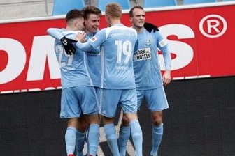 Chemnitz bezwingt Unterhaching - Torjubel beim CFC, Torschütze Florian Hansch in der Mitte wird von seinen Mannschaftskameraden umringt, nachdem er das 1:1 erzielt hat.