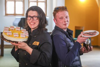 Chemnitz bietet am Wochenende etwas für alle Sinne: Schmecken, sehen, hören und staunen - Sie sind dabei: Karin Kowanda, Inhaberin der Konditorei Seifert, mit einer Zitronensahnehimbeertorte und Niclas-Maurice Becher, Geschäftsführer von Feinkost-Cistecky, mit Lachmatjes.