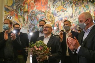 Chemnitz bleibt in der Hand der SPD - Sven Schulze freut sich mit SPD-Genossen über den Wahlsieg in Chemnitz.