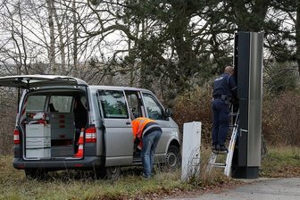 Chemnitz: Blitzer mit Baseballschläger demoliert -