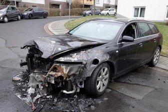 Chemnitz: BMW gerät in Brand - Laut Polizei war vermutlich ein technischer Defekt Ursache für den Brand.