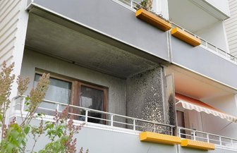 Chemnitz: Brand auf Balkon - Ein Balkon stand am Dienstag in Chemnitz in Flammen.