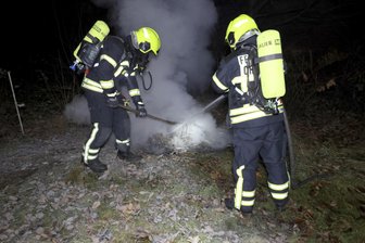 Chemnitz: Brand in einem Hinterhof - Zu einem Brand musste die Feuerwehr am späten Sonntagabend zur Elsasser Straße ausrücken.