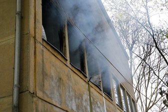 Chemnitz: Brand in Industriebrache - Feuerwehr rückte am Sonntag in Chemnitz zu einem Brand in einer Industriebrache aus.