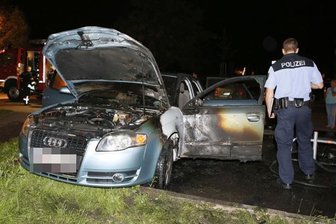 Chemnitz: Brandstifter lässt Autos in Flammen aufgehen - Neben einen Ford auf der Carl-Bobach-Straße brannte auch dieser Audi auf der Paul-Bertz-Straße am Samstag in Chemnitz.