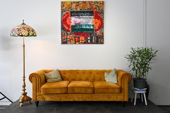 Chemnitz: Brennende Debatten auf einem Goldenen Sofa - Ein Sofa wird zur Bühne für politische Diskussionen.