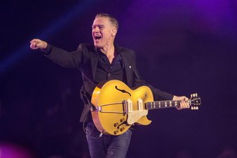 Chemnitz: Bryan Adams spielt im August 2025 auf der Küchwaldwiese - Bryan Adams. Foto: Chris Young/dpa
