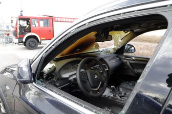 Chemnitz-Center: Autobrand auf Parkplatz - Ein BMW ist am Dienstagnachmittag in Röhrsdorf in Brand geraten.