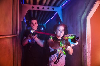 Chemnitz Center soll neue Freizeit-Attraktion bekommen - Beim Lasertag versuchen sich die Spieler gegenseitig mit Lichtstrahlen zu treffen.