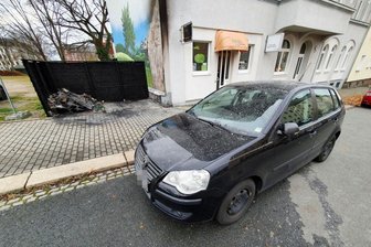 Chemnitz: Container brennen im Lutherviertel - Neben den Containern wurden der Unterstand, die angerenzende Hauswand und zwei Autos in Mitleidenschaft gezogen.