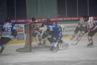 Chemnitz Crashers behalten im Nebel den Durchblick und gewinnen Derby gegen Schönheide - Stochern im Nebel: Crashers-Keeper Kevin Kopp behielt dennoch den Durchblick und sicherte den Derbysieg gegen Schönheide.