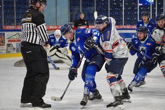 Chemnitz Crashers bringen Eishockey-Riesen aus dem Erzgebirge fast ins Wanken - Der Chemnitzer Matyas Caloun (l.) erzielte eines der beiden Tore gegen Schönheide.