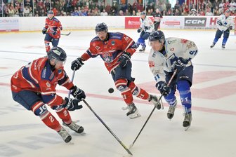 Chemnitz Crashers und Schönheider Wölfe: Geplante Ligenfusion lässt Fragen offen - Die Schönheider Moritz Gottsmann (li.) und Tomas Rubes im Duell mit dem Chemnitzer Matyas Caloun (v.l.). Zum Spielbetrieb 2026/27 gibt es weiterhin einige Fragezeichen.