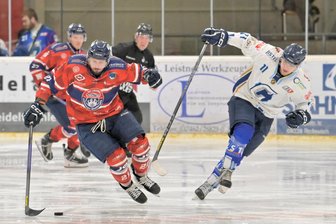 Chemnitz Crashers und Schönheider Wölfe: Wilde Gerüchte um Zukunft der Regionalliga Ost - Tomas Rubes (l.) von den Schönheider Wölfen im Duell mit Crashers-Spieler Tim Schneider.