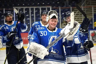 Chemnitz Crashers vor dem Eishockey-Spitzenspiel: Muss Superman wieder zusehen? - "Ich habe ein bisschen gezittert": Jonas Zyla hielt seinen Chemnitzer Kasten beinahe schadlos sauber gegen das Schlusslicht.