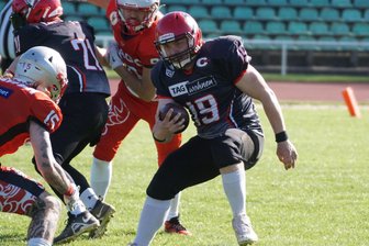 Chemnitz Crusaders: Wenn der Quarterback zum Passempfänger wird - Jan Doant (am Ball) trug beim Sieg der Crusaders in Cottbus auf mehreren Positionen zum ersten Erfolg in der Regionalliga seit 2009 bei.