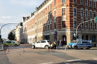 Chemnitz: Daihatsu und Ford kollidieren auf Kreuzung - Bei einem Verkehrsunfall Montagfrüh in Chemnitz soll mindestens eine Person verletzt worden sein.