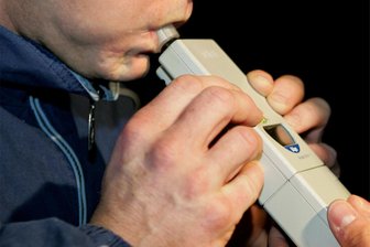 Chemnitz: Das droht dem betrunkenen Busfahrer vom Schienenersatzverkehr - Der Atemalkoholtest beim Busfahrer ergab 1,5 Promille.