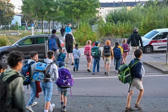 Chemnitz denkt über Schulschließungen nach - Chemnitzer Grundschüler auf dem Weg in die Schule. Einige von ihnen könnten sich in absehbarer Zeit neu orientieren müssen.